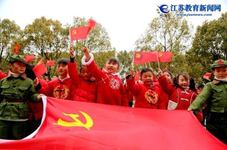 C罗女友乔治娜越来越“卡戴珊”化!白色蕾丝裙搭高跟鞋,身材超S
